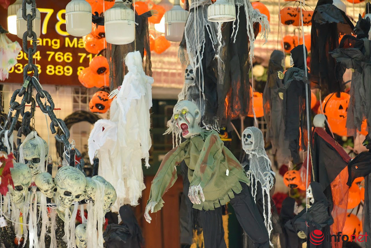 Tràn ngập đồ chơi kinh dị mùa Halloween trên phố Hàng Mã