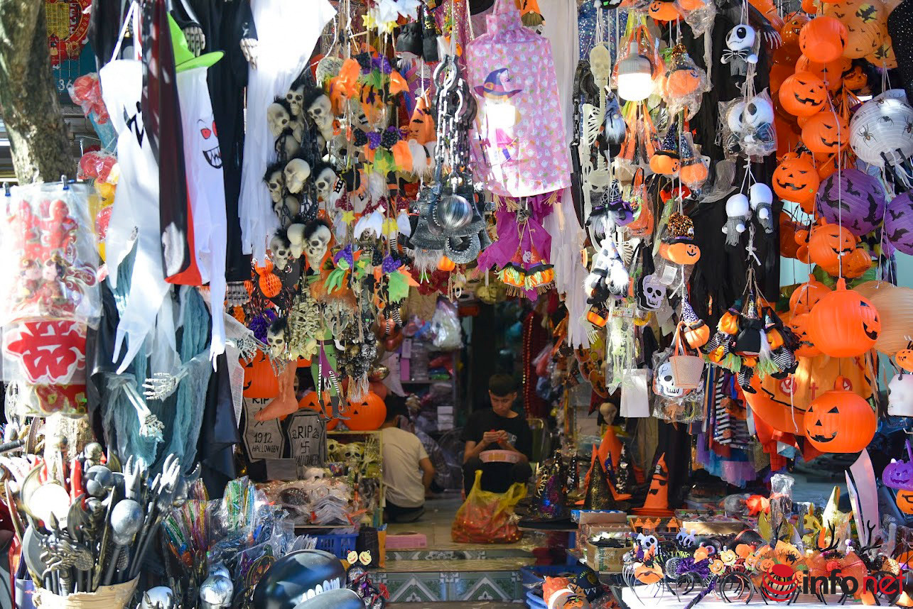 Tràn ngập đồ chơi kinh dị mùa Halloween trên phố Hàng Mã