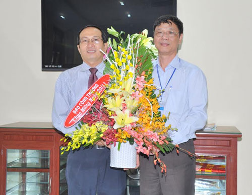 Cơ quan đại diện Báo Công Thương chúc mừng các trường nhân Ngày Nhà giáo Việt Nam