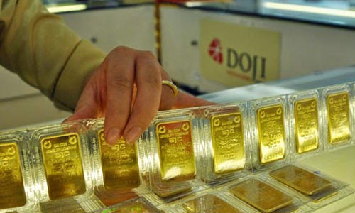 Giá vàng trong nước vẫn cao hơn thế giới khoàng 2,2 triệu đồng mỗi lượng. Ảnh: PV.