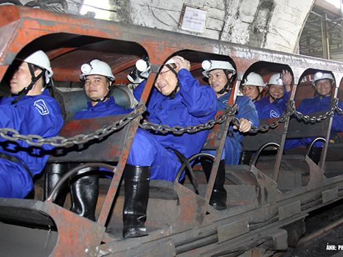 Phó Thủ tướng Hoàng Trung Hải: Thăm và chúc Tết công nhân mỏ than Hà Lầm