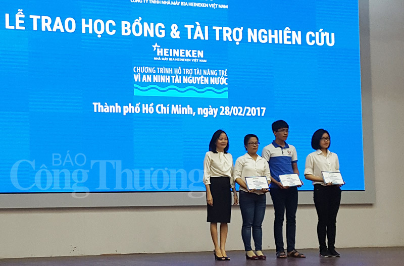 Heineken Việt Nam trao 22 suất học bổng cho sinh viên ngành môi trường