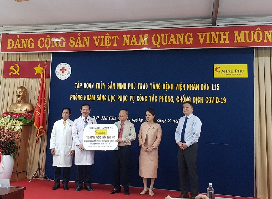 “Vua tôm” Minh Phú trao tặng Bệnh viện 115 phòng khám sàng lọc, phục vụ chống dịch