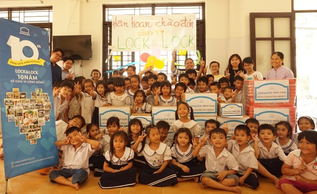 Lock&Lock tặng quà cho trẻ em khó khăn và khuyết tật tại Việt Nam