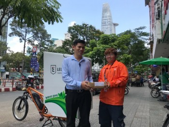 Lazada ra mắt đội giao hàng bằng xe đạp điện giúp giảm chi phí cho TMĐT