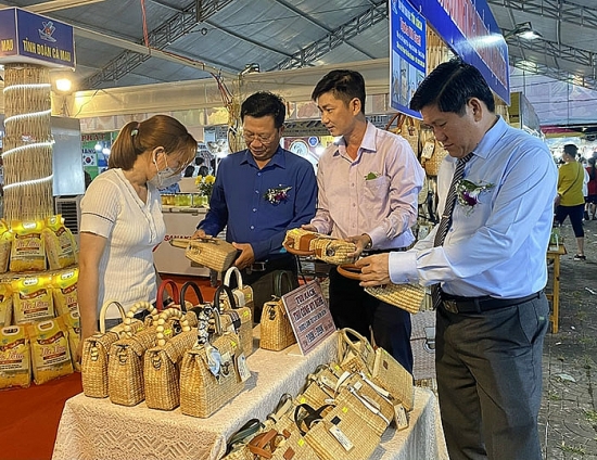 Hội chợ mua sắm và ẩm thực hàng Việt Nam - Thái Lan tại Cà Mau
