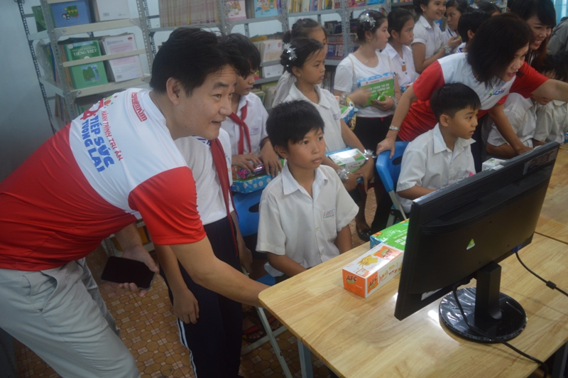 Nguyễn Kim trang bị thư viện điện tử cho 21 trường tiểu học