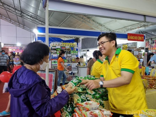 Hội chợ khuyến mại “Shopping Season” 2022 thu hút khách mua sắm