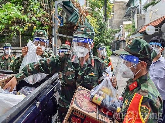 Bộ đội đi từng ngõ, gõ từng nhà đưa thực phẩm tới người dân TP. Hồ Chí Minh