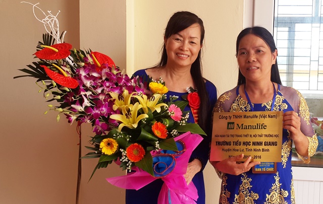 Manulife Việt Nam tài trợ trang thiết bị giáo dục tại trường Tiểu học Ninh Giang