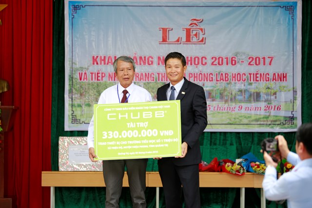 Chubb Life Việt Nam tặng thiết bị dạy và học cho 4 trường tiểu học miền Trung