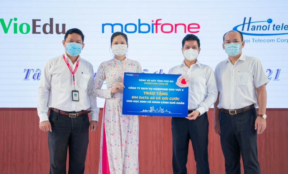 MobiFone trao quà hỗ trợ học sinh khó khăn tại TP. Hồ Chí Minh học trực tuyến