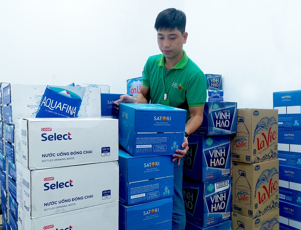 Hàng nghìn lốc nước đóng chai được Saigon Co.op huy động phục vụ người dân Hà Nội