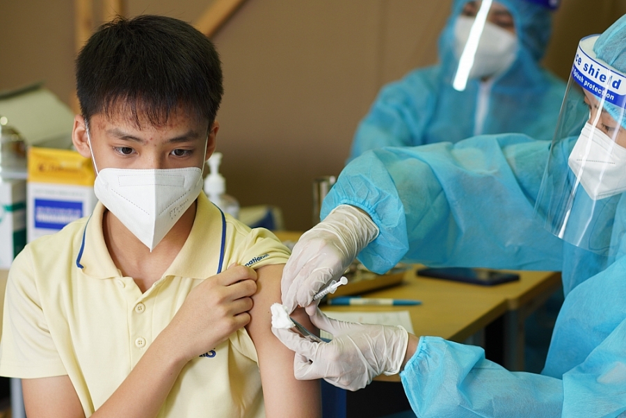 800 học sinh Trường Quốc tế Mỹ Việt Nam được viêm mũi 1 vaccine Covid-19