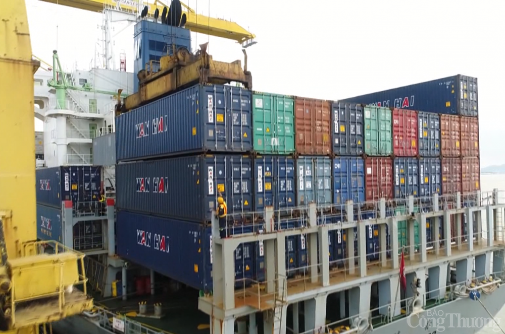 Xuất khẩu gặp khó vì thiếu container rỗng trong mùa cao điểm