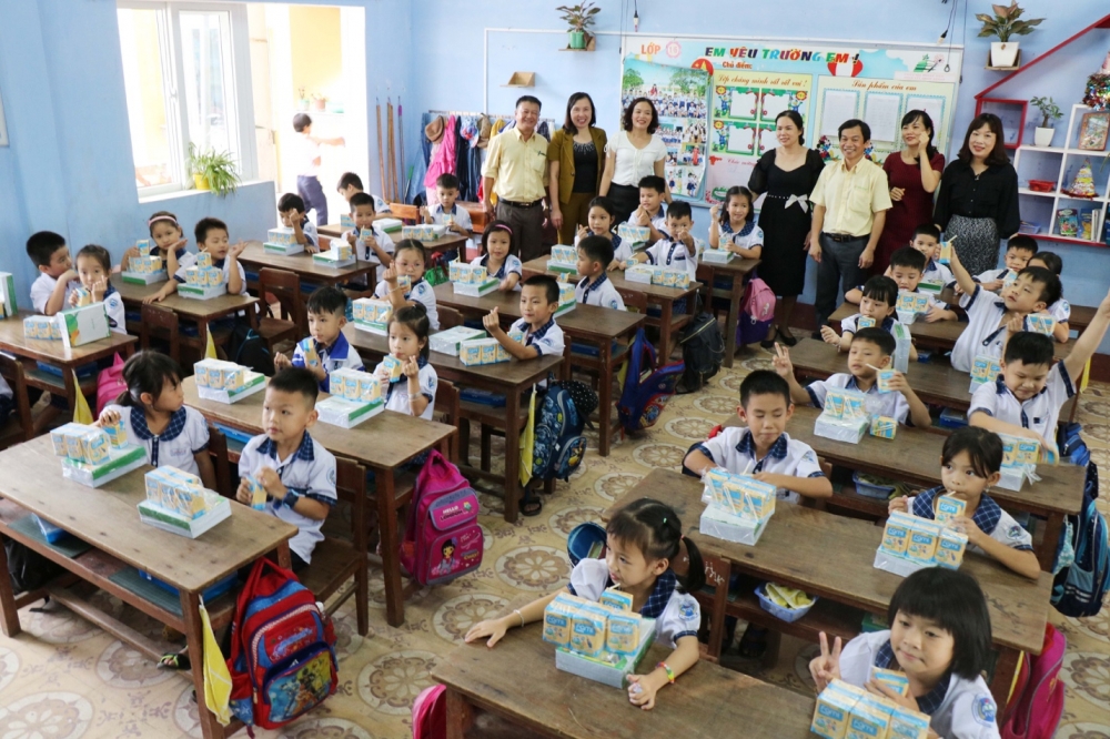 Vinasoy hỗ trợ hơn 3 tỷ đồng cho học sinh miền Trung sau mùa lũ