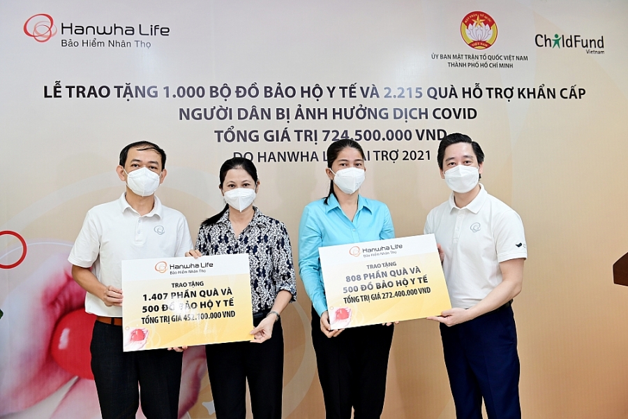 Hanwha Life Việt Nam trao tặng 724 triệu đồng cho những người bị ảnh hưởng nặng bởi dịch Covid-19