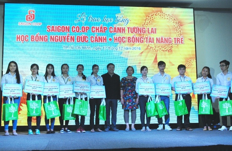 Saigon Co.op trao 170 suất học bổng cho sinh viên nghèo vượt khó