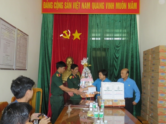 Công đoàn Khối Doanh nghiệp Thương mại Trung ương tại TP. Hồ Chí Minh tặng quà cho chiến sĩ Đại đội 20