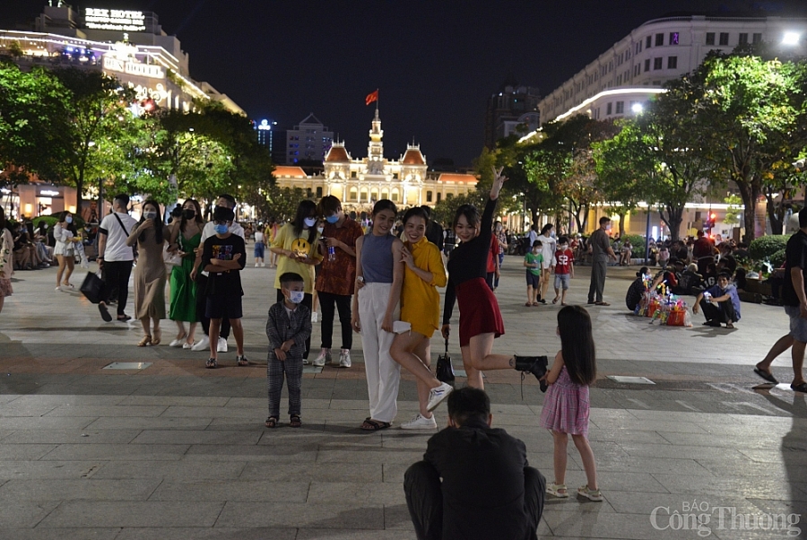 Hàng ngàn người dân TP. Hồ Chí Minh đổ về phố đi bộ Nguyễn Huệ đón năm mới 2022