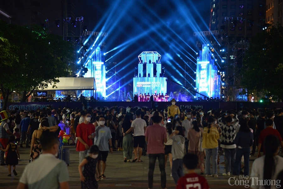 Gạt âu lo, hàng ngàn người dân TP. Hồ Chí Minh đổ về phố đi bộ Nguyễn Huệ đón năm mới 2022