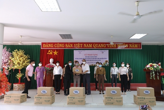 C.P. Việt Nam trao tặng sản phẩm hỗ trợ phòng dịch cho các trường học của Bến Tre