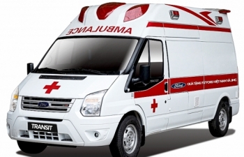Ford tặng xe Transit cứu thương áp lực âm cho Bệnh viện Nhiệt đới Trung ương