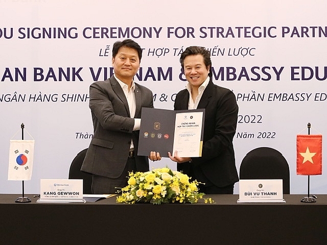 Shinhan Việt Nam ký kết hợp tác chiến lược với Embassy Education