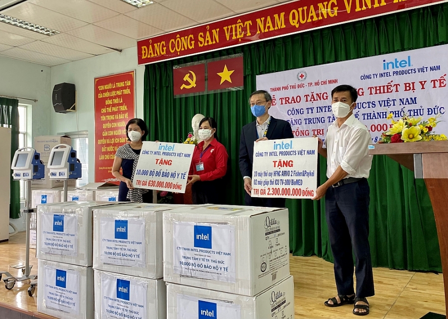 Intel Việt Nam tặng 10 máy thở, đồ bảo hộ y tế cho Thủ Đức