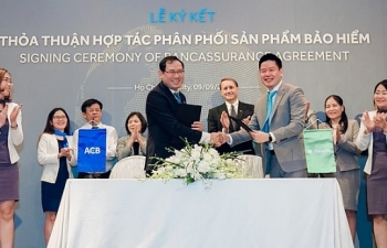 Manulife Việt Nam mở rộng hợp tác phân phối bảo hiểm qua ngân hàng ACB
