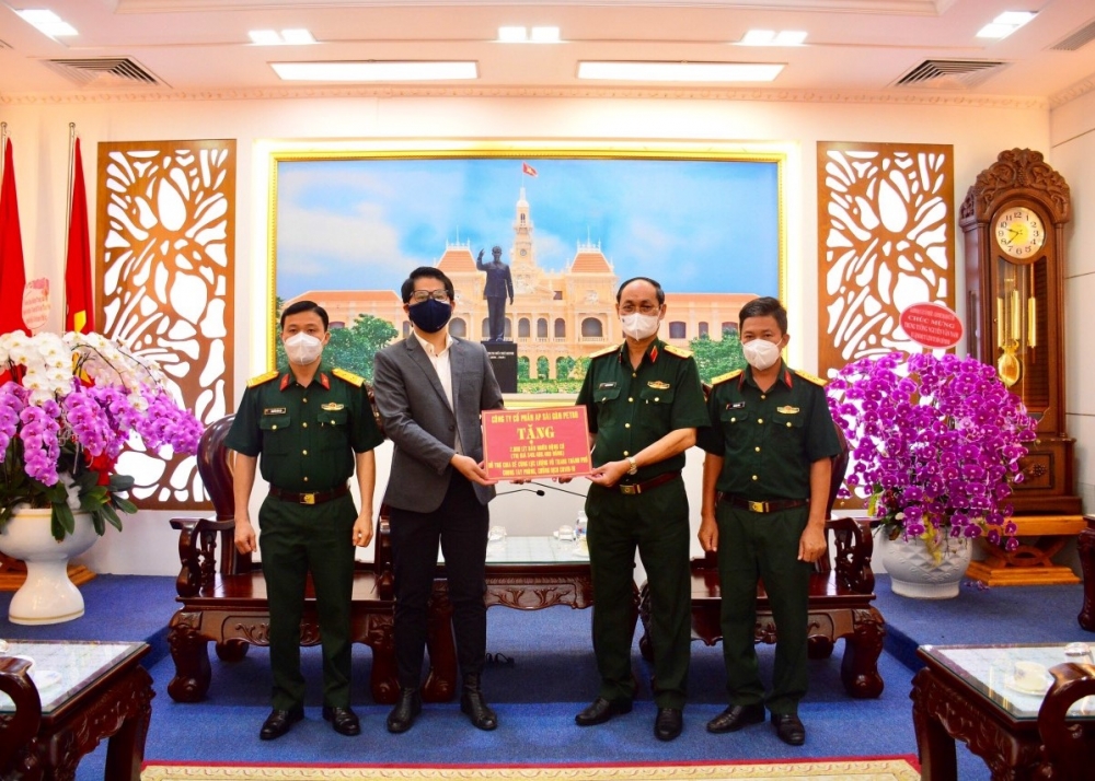 AP SaiGon Petro tặng 7.000 lít dầu cho  Bộ tư lệnh TP. Hồ Chí Minh chống dịch Covid-19