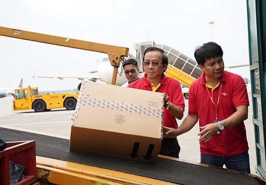Vietjet miễn phí vận chuyển hàng hóa cứu trợ tới vùng lũ miền Trung
