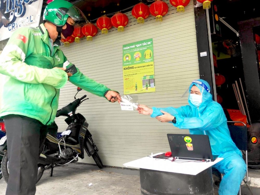 Grab tặng bộ xét nghiệm nhanh cho đối tác tài xế 2 bánh tại TP. Hồ Chí Minh