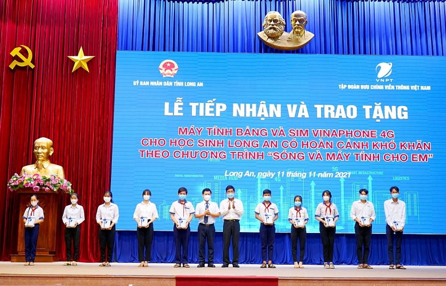 VNPT trao tặng trên 8.300 máy tính bảng cho học sinh tại Long An và Đồng Nai