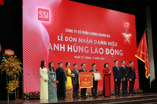 Công ty Chúng khoán SSI đón nhận danh hiệu Anh hùng Lao động