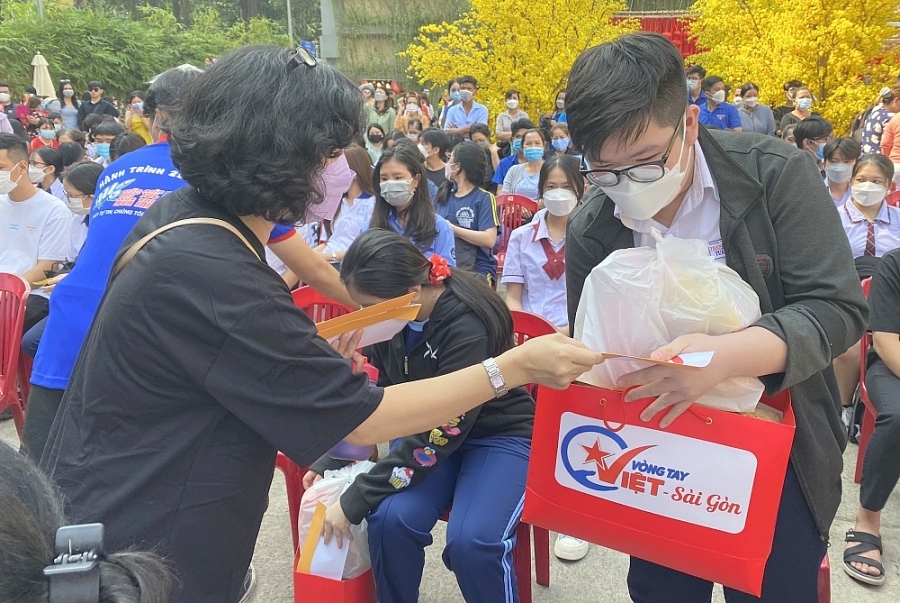 Vòng tay Việt - Sài Gòn: Tặng quà Tết và lì xì cho học sinh mồ côi do Covid-19