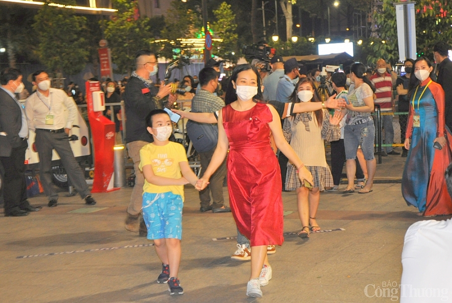 Hàng nghìn người dân TP. Hồ Chí Minh đổ về đường hoa Nguyễn Huệ trong đêm khai mạc