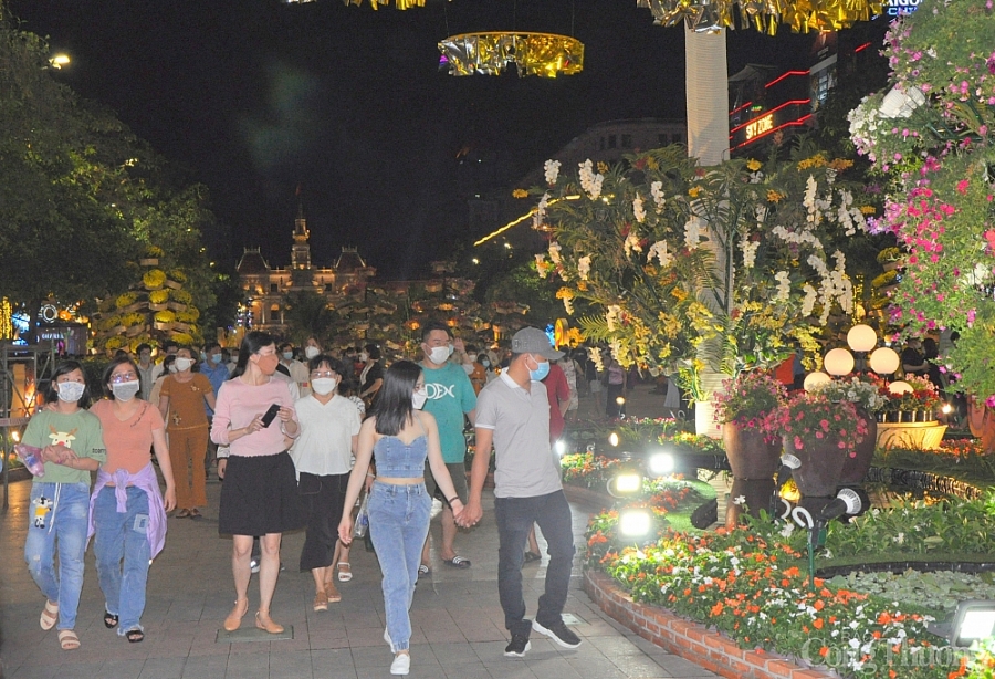 Hàng nghìn người dân TP. Hồ Chí Minh đổ về đường hoa Nguyễn Huệ trong đêm khai mạc