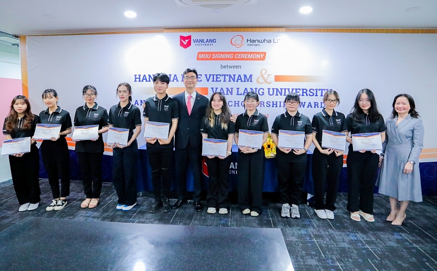 Hanwha Life Việt Nam trao tặng học bổng cho sinh viên Đại học Văn Lang