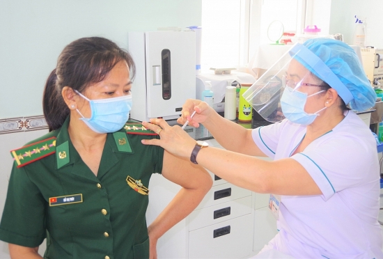 Hơn 1.000 cán bộ, chiến sĩ biên phòng biên giới Tây Nam được tiêm vaccine Covid-19