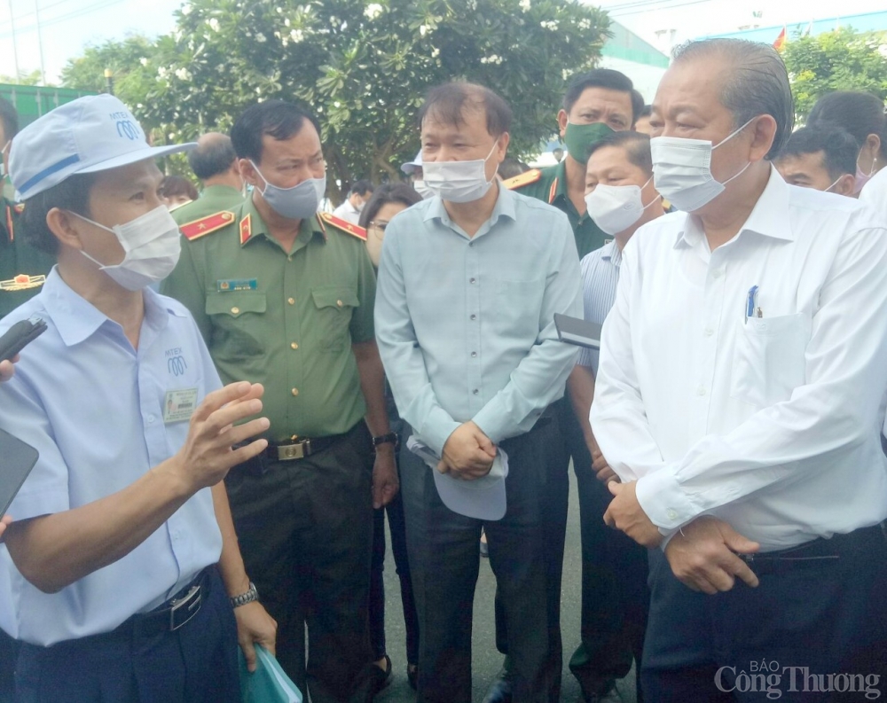 Phó Thủ tướng Trương Hòa Bình kiểm tra công tác phòng chống dịch Covid-19 ở Khu chế xuất Tân Thuận