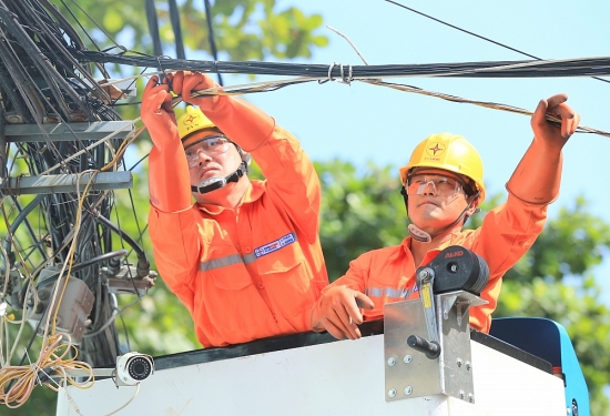 TP. Hồ Chí Minh làm gì để cung ứng điện an toàn mùa mưa bão?