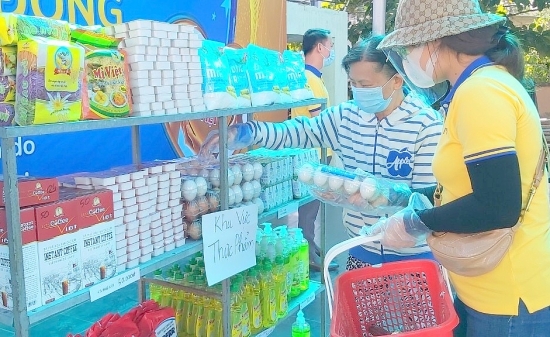 TP. Hồ Chí Minh: “Gian hàng 0 đồng”, “Siêu thị mini 0 đồng” hỗ trợ người dân bị ảnh hưởng dịch Covid-19