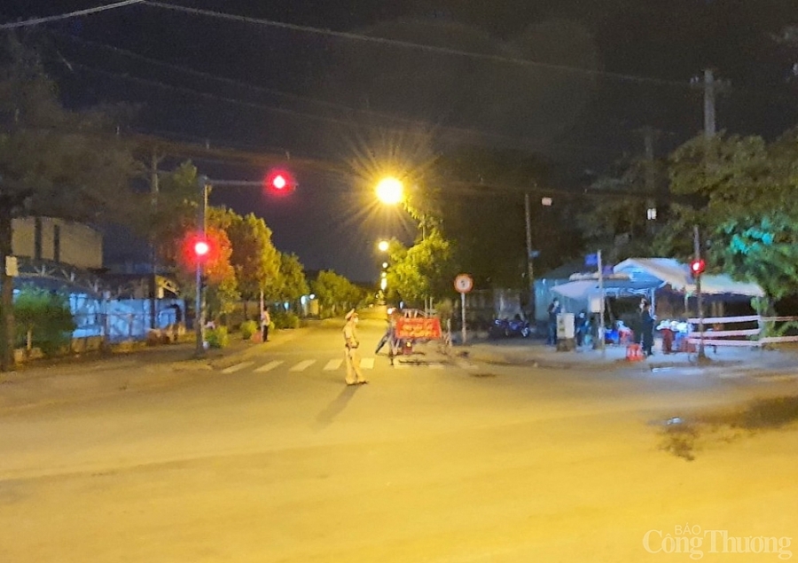 Nhiều tuyến đường ở TP. Hồ Chí Minh vắng lặng sau 18h