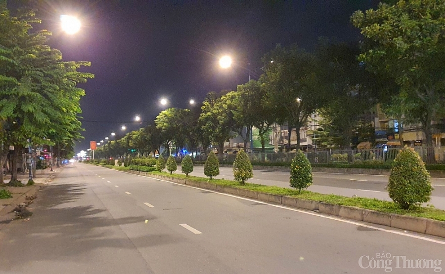 Nhiều tuyến đường ở TP. Hồ Chí Minh vắng lặng sau 18h
