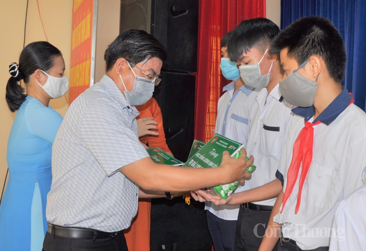 TP. Hồ Chí Minh: Trao tặng 848 suất học bổng Lương Định Của cho các em học sinh nghèo