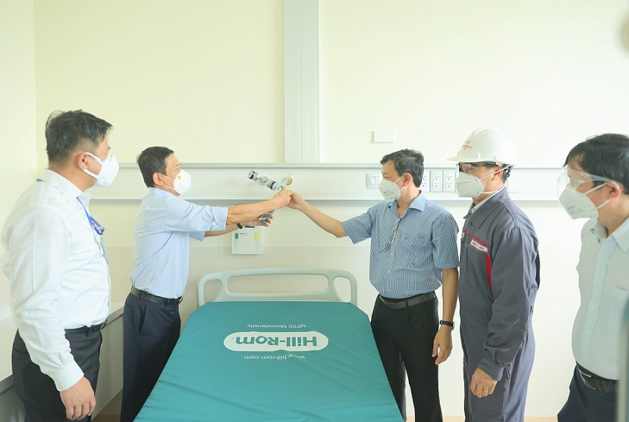 Bàn giao thiết bị điều trị cho bệnh nhân Covid-19 tại TP. Hồ Chí Minh