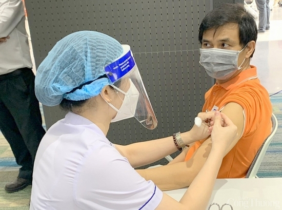 TP. Hồ Chí Minh: Tăng tốc bao phủ vắc xin để sớm trở lại bình thường mới