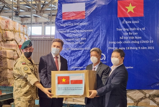 Việt Nam tiếp nhận lô hàng thiết bị y tế do Chính phủ Ba Lan viện trợ