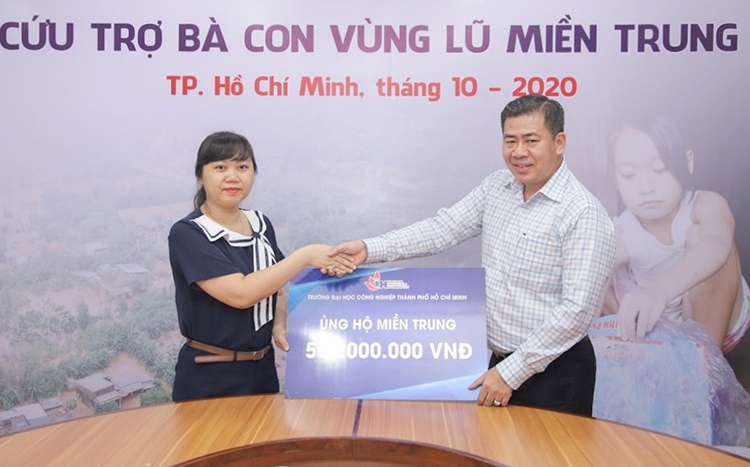 Đại học Công nghiệp TP. Hồ Chí Minh hỗ trợ đồng bào miền Trung 500 triệu đồng